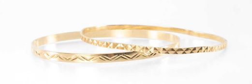 TWO 9CT GOLD CLOSED BANGLES, one faceted, the other incised, 6.7cms opening, 11.3g gross (2)