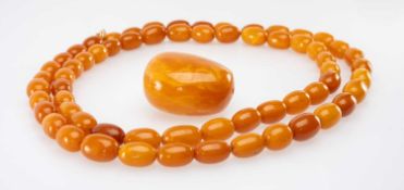 BUTTERSCOTCH AMBER BEADED NECKLACE, the oval beads uniformly approx. 10-11mms (l), total length