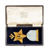 MASONIC INTEREST: 18CT GOLD PAST MASTER COLLAR JEWEL, the pale blue silk ribbon having bar with