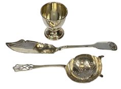 SILVER COLLECTABLES, including a fish slice, tea strainer and an egg cup, 4ozt Provenance: private