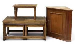 MIXED FURNITURE GROUP, to include a nest of three oak coffee tables, largest a 'Long John' type,