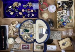 QUANTITY OF COSTUME JEWELLERY, including rings, brooches, necklaces etc., some silver Provenance: