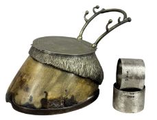 EDWARDIAN HORSESHOE INKSTAND with EPNS mounts, and a pair of plain circular silver napkin rings, 62g