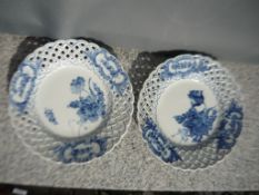 Royal Copenhagen Blaue Blume. Paar Prunkteller mit breitem Durchbruchrand. #1637. Erste Wahl. Ø