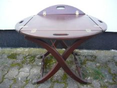 Paar klappbare Tablett-Tische im englischen Style. Je ca 50x50x50cm. 1 Leder gerissen.