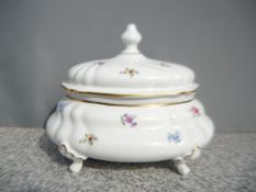 Weimar. Große ovale Deckeldose. Streublümchen. L. 23cm.