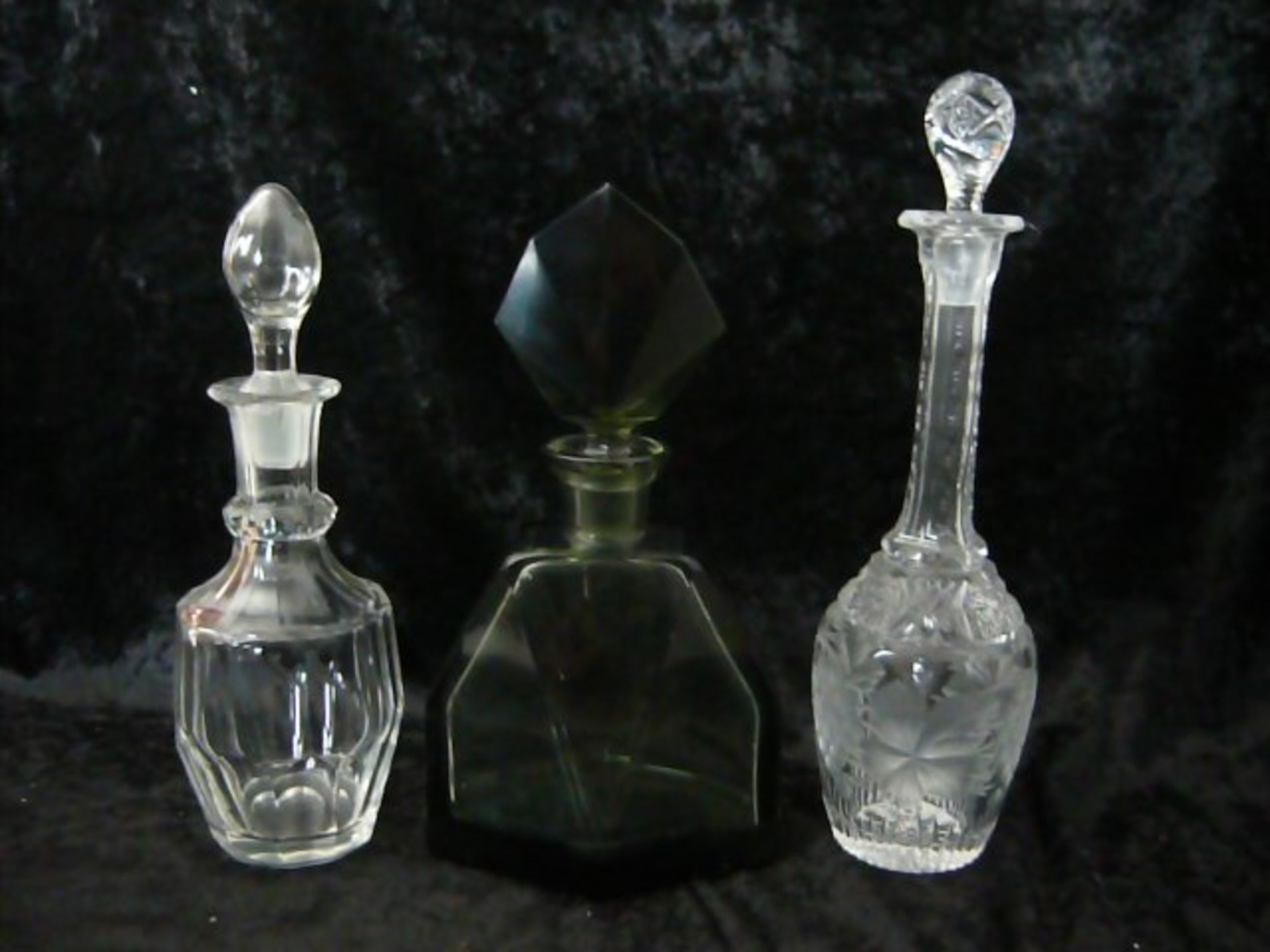 Konvolut 3 Karaffen. Teils Farbglas, teils Handgeschliffen. H bis 23cm. Kleinste Karaffe best.