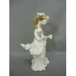 Björn Wiinblad für Rosenthal. Mädchen mit Blume. Weißporzellan mit Goldbemalung. H. 21cm.