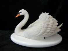 Weisser Schwan. Franklin Mint. Bisquitporzellan auf losem Holzsockel. Ca 20x33cm.