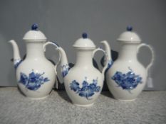 Royal Copenhagen Blaue Blume. Drei Kaffeekannen. Erste Wahl. H. 23-26cm.