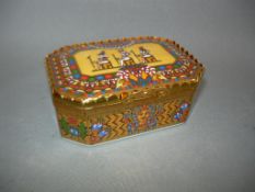 Tabatiere mit Ägyptischem Dekor. Porzellan mit Metallmontierung. L. 8cm.
