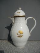 Meissen (Schwerter). Große Kaffeekanne. Blumen in Goldmalerei. Zweite Wahl. H. 27cm.