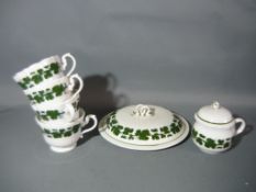 Meissen (Schwerter). Weinlaub. Konvolut Tassen mit Fuß, großer Deckel und Dessertköppchen mit