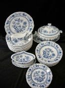 Hutschenreuther. Zwiebelmuster. Umfangreiches Porzellanservice. (Kein Versand)