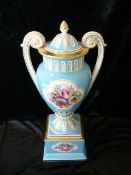 Hutschenreuther. Deckelvase mit Blumenlithografie. H. 42cm. Innen Sprung zur Montierung. (Kein