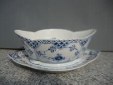Royal Copenhagen Musselmalet Halbspitze. Sauciere mit festem Unterteil. Zweite Wahl (Brandfehler).