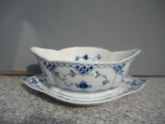 Royal Copenhagen Musselmalet Halbspitze. Sauciere mit festem Unterteil. Erste Wahl. L. 25cm.