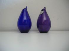 Orrefors, Schweden. Zwei kleine Vasen. Blaues und lila Farbglas. Signiert. H. je 9cm.