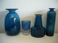 Holmegaard, Orrefors u.a.. Konvolut 4 Vasen in blauem Farbglas. Teils signiert. Mid-Century. H bis