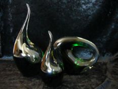 Per Lütken für Holmegaard. 3 Vasen. Grünes Farbglas. Im Boden signiert. 1xbest. H. bis 24cm.
