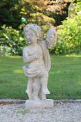 Gartenfigur. Putto mit Trauben. H: 80
