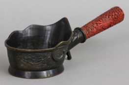 Chinesisches Brennergefäß mit Rotlack-Griff