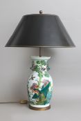 Chinesische Tischlampe mit Fuß in Form einer Henkelvase 