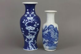2 chinesische Porzellanvasen mit Blaumalerei