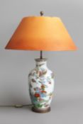 Chinesische Tischlampe in Vasenform