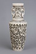 Chinesische Elfenbeinvase der Qing Dynastie (1644-1912)