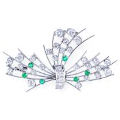 Brosche mit Smaragd und Brillantbesatz ca. 3,1 ct