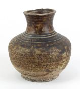 Steinzeugvase, wohl China 13./14. Jh., handgedreht, mit leicht brauner matter Glasur, Mündungsrand