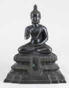 Sitzender Buddha, 20. Jh., auf Thron sitzender Buddha in Vitarka Mudra Haltung, H: 26 cm, B: 21,5