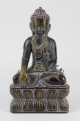 Shakyamuni Buddha, Tibet 19. Jh., Holz, dunkelbraun bemalt, auf dem Rücken mit mehreren einglassenen