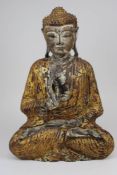 Großer Buddha aus Holz, Bali Anfang 20. Jh., mit Resten v. Bemalung u. Vergoldung, H: 52 cm, B: 36