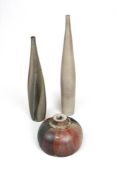 Wenzel, Herbert (geb. Sulzbach-Rosenberg 1949), 3 Künstlerkeramik-Objekte: 2 hohe, sehr schlanke