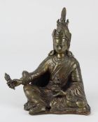 Padmasambhava Buddha, Himalaya um 1900, nach Vorbild des 8. Jh. n. Chr., Bronzeguss, Bekleidung