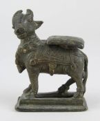 Kleine Stierfigur aus Bronze, Indien um 1900, H: 9 cm, B: 7 cm, 5351 - 0145