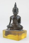 Kleiner Bronze Buddha, Laos 18. Jh., in meditierender Haltung, Sockel auf der rechten Seite