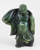 Stehender Buddha mit Sack auf dem Rücken aus grünem Nephrit, China Anfang 20. Jh., H: 21,5 cm, B: 16