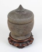 Wohl vietnamesisches Steinzug Deckelgefäß, aus der Tran-Dynastie um 1000 n. Chr., aus Mündungsrand