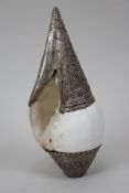 Dungkar Schneckentrompete, Tibet 19./20. Jh., dunk kar "Schneckenhorn" aus der Schale einer