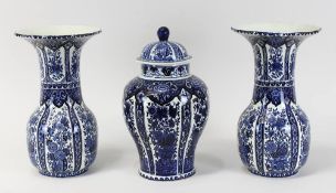 Boch Frères Vasengarnitur, Delft 20. Jh., Keramik, heller Scherben, weiß-blaues Blumendekor, zwei