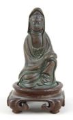 Kleiner japanischer Buddha aus Bronze, Edo-Meiji Periode, 19. Jh., auf Holzsockel, H: 9,3 cm, 5351 -