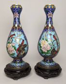 Paar Cloisonné Vasen, China um 1900, Messingkorpus, Wandung mit polychromem floralen Dekor u.