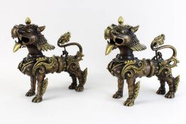 Paar Bronze-Tempellöwen, Tibet 20. Jh., stehende Löwenfiguren mit herausgestreckten Zungen, reich