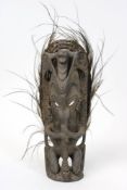 Kleine Figur, Sepik, Papua-Neuguinea, im oberen Teil Gesicht und Schulteransatz als Maske, Körper