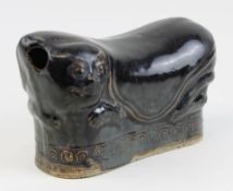 Katze aus Keramik, Kopfstütze, China um 1800, Keramik, grauer Scherben, dunkelbraun glasiert, 15 x