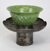 Tassenständer aus Silber u. Jadekumme, Anfang 20. Jh.,Tassenständer mit floraler Gravur u.