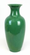 Chinesiche Porzellan Vase mit grüner Glasur (Qianlong Periode 1711 - 1799), im Boden 6 geritzte